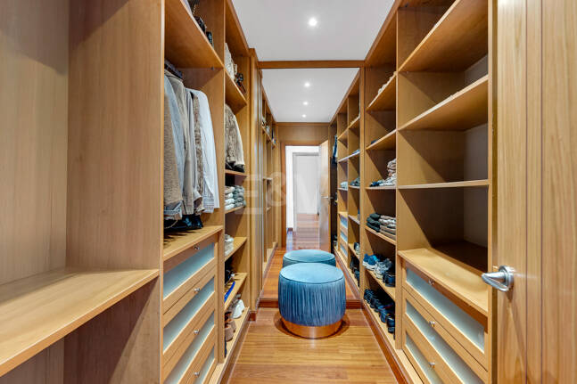 Apartamento de lujo con vista al mar en urbanización exclusiva junto a la playa