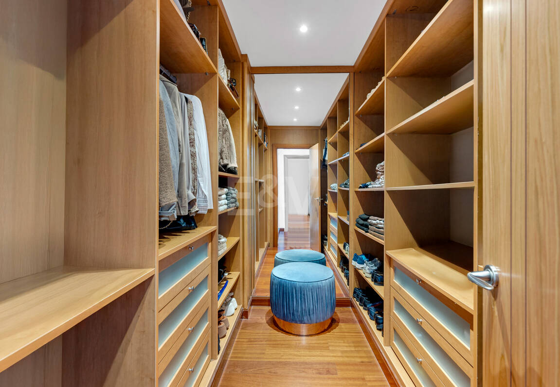 Apartamento de lujo con vista al mar en urbanización exclusiva junto a la playa