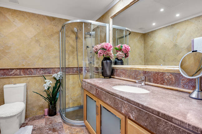 Apartamento de lujo con vista al mar en urbanización exclusiva junto a la playa