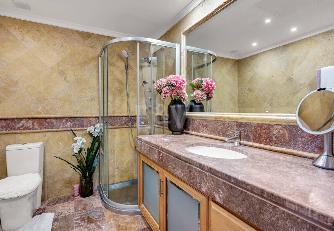 Apartamento de lujo con vista al mar en urbanización exclusiva junto a la playa