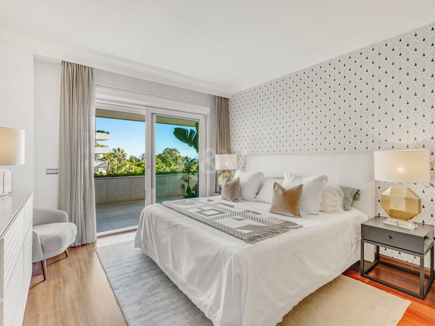 Apartamento de lujo con vista al mar en urbanización exclusiva junto a la playa