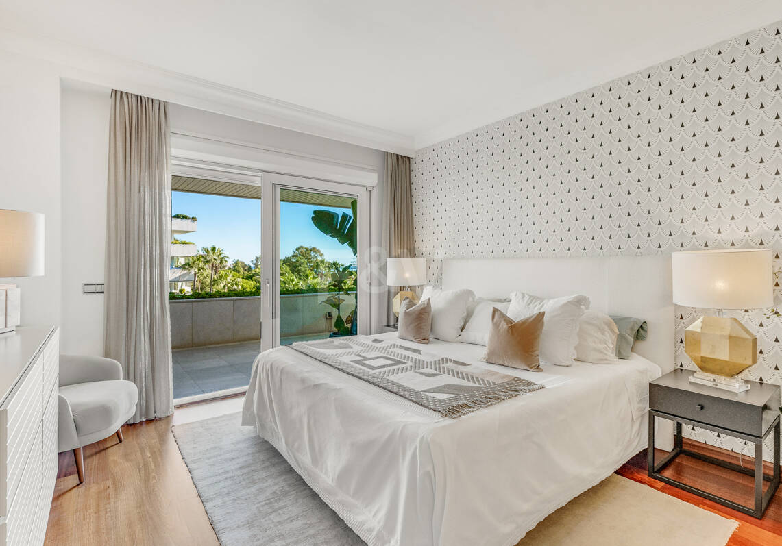 Apartamento de lujo con vista al mar en urbanización exclusiva junto a la playa en Puerto Banús