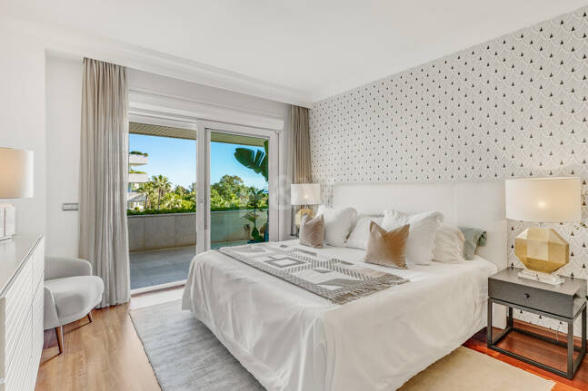 Apartamento de lujo con vista al mar en urbanización exclusiva junto a la playa