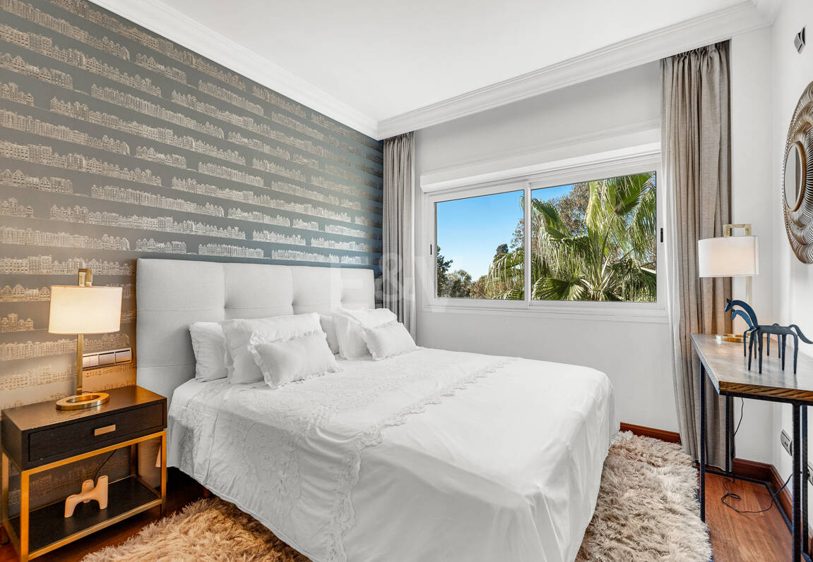 Apartamento de lujo con vista al mar en urbanización exclusiva junto a la playa