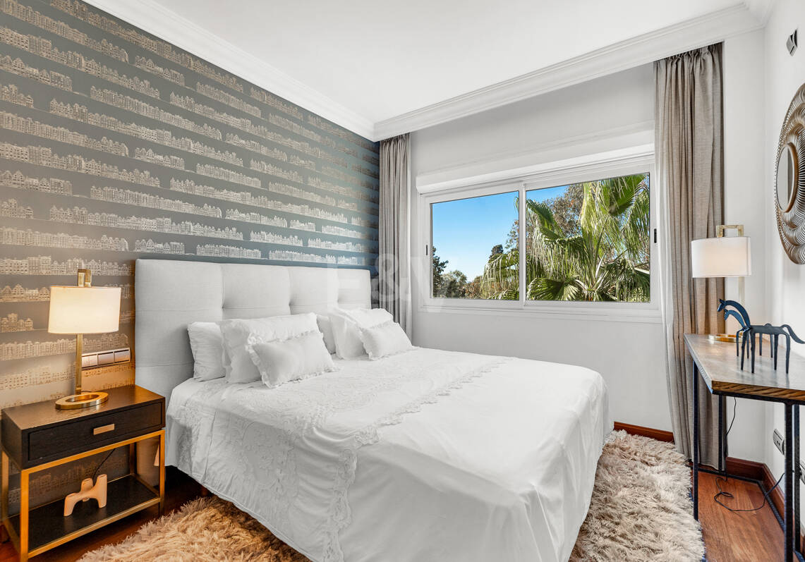 Apartamento de lujo con vista al mar en urbanización exclusiva junto a la playa en Puerto Banús