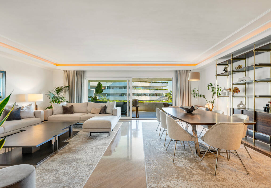 Apartamento de lujo con vista al mar en urbanización exclusiva junto a la playa