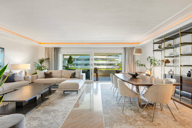 Apartamento de lujo con vista al mar en urbanización exclusiva junto a la playa