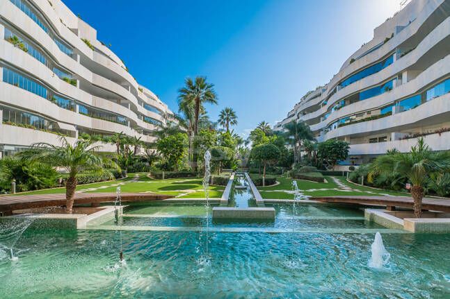 Apartamento de lujo con vista al mar en urbanización exclusiva junto a la playa