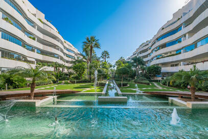 Apartamento de lujo con vista al mar en urbanización exclusiva junto a la playa