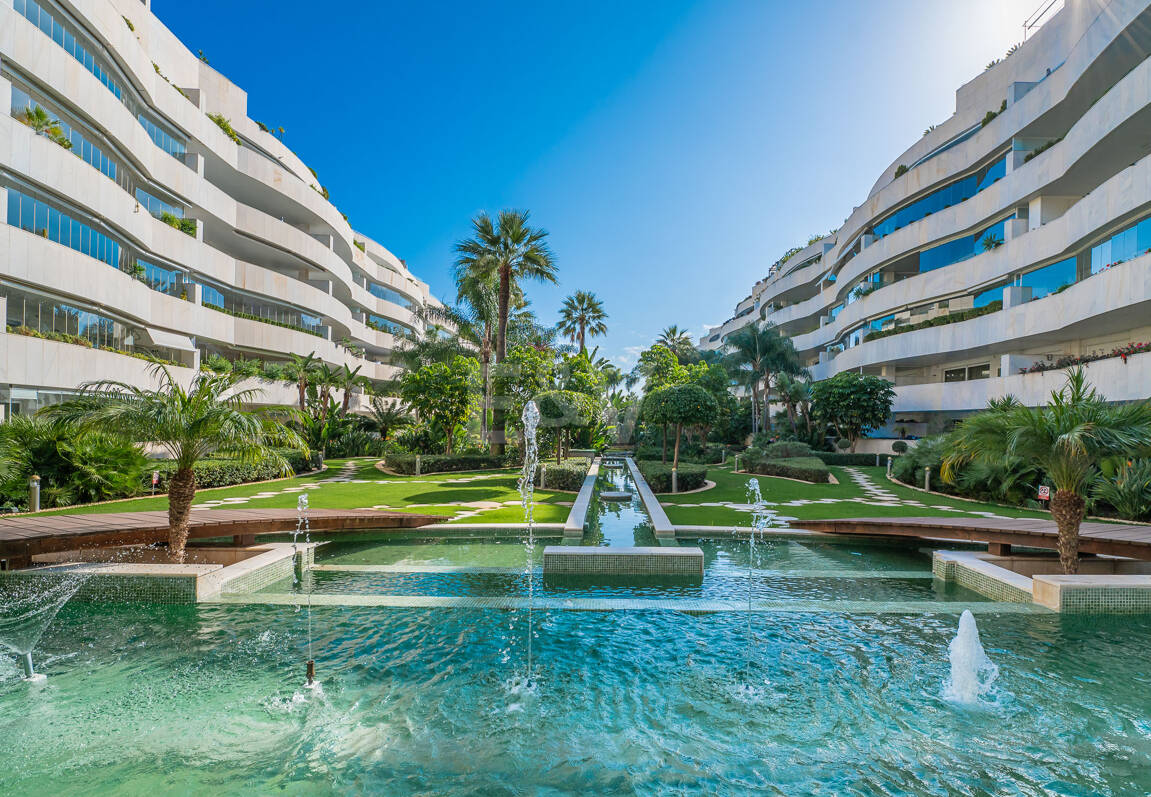 Apartamento de lujo con vista al mar en urbanización exclusiva junto a la playa