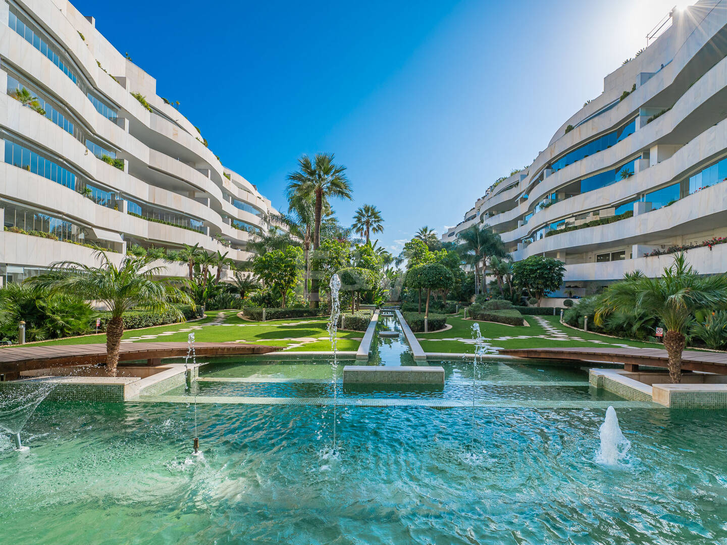 Apartamento de lujo con vista al mar en urbanización exclusiva junto a la playa