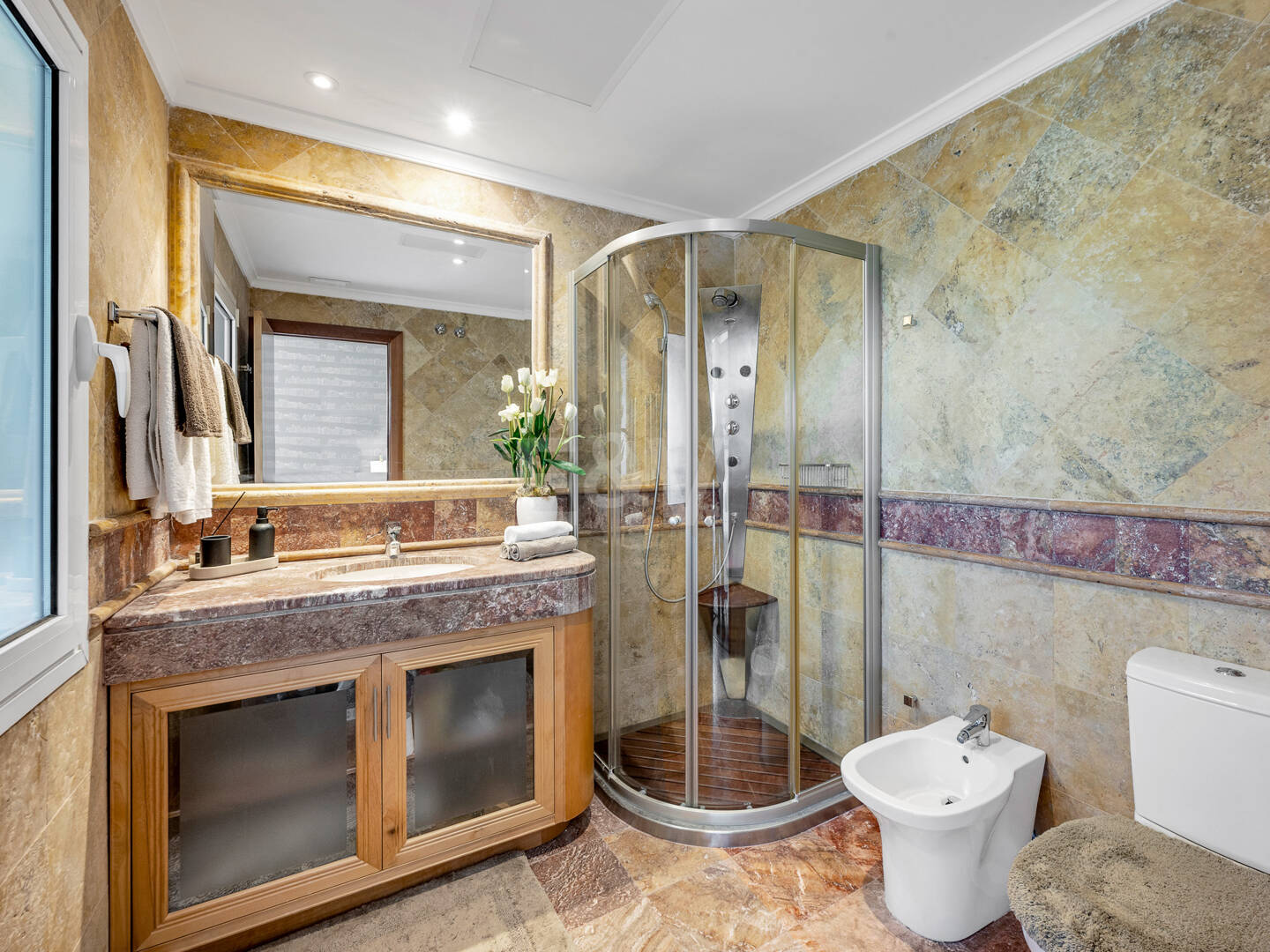 Apartamento de lujo con vista al mar en urbanización exclusiva junto a la playa