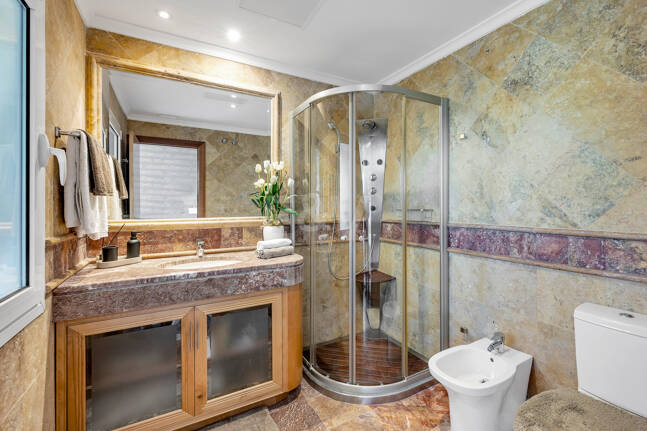 Apartamento de lujo con vista al mar en urbanización exclusiva junto a la playa