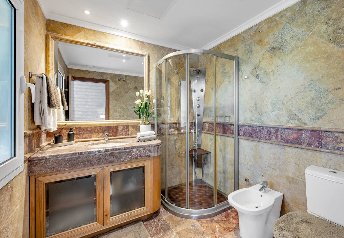 Apartamento de lujo con vista al mar en urbanización exclusiva junto a la playa