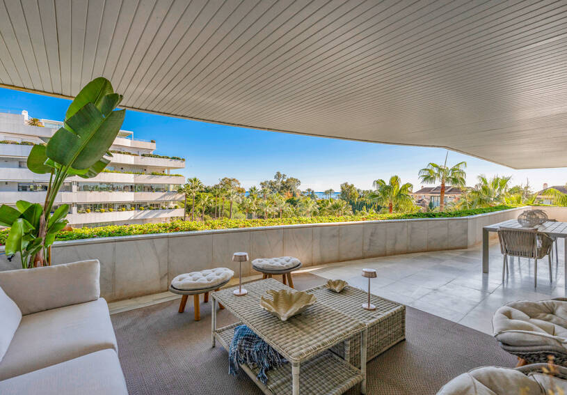 Apartamento de lujo con vista al mar en urbanización exclusiva junto a la playa