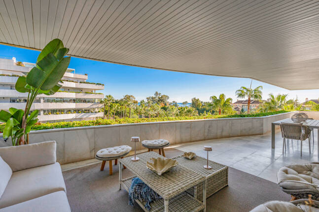Apartamento de lujo con vista al mar en urbanización exclusiva junto a la playa