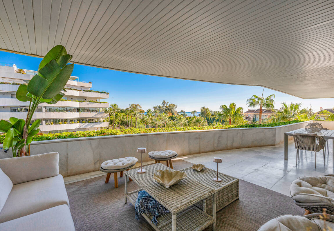 Apartamento de lujo con vista al mar en urbanización exclusiva junto a la playa