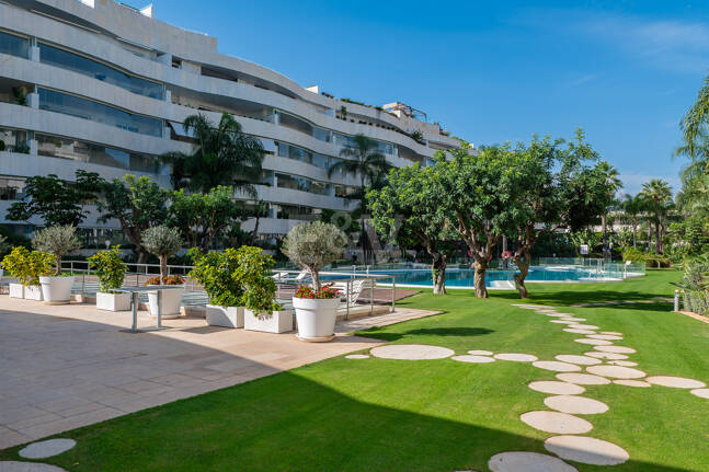 Apartamento de lujo con vista al mar en urbanización exclusiva junto a la playa