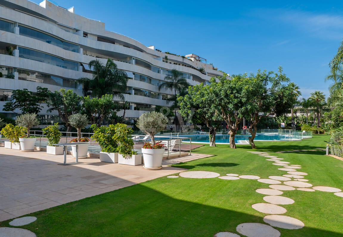 Apartamento de lujo con vista al mar en urbanización exclusiva junto a la playa