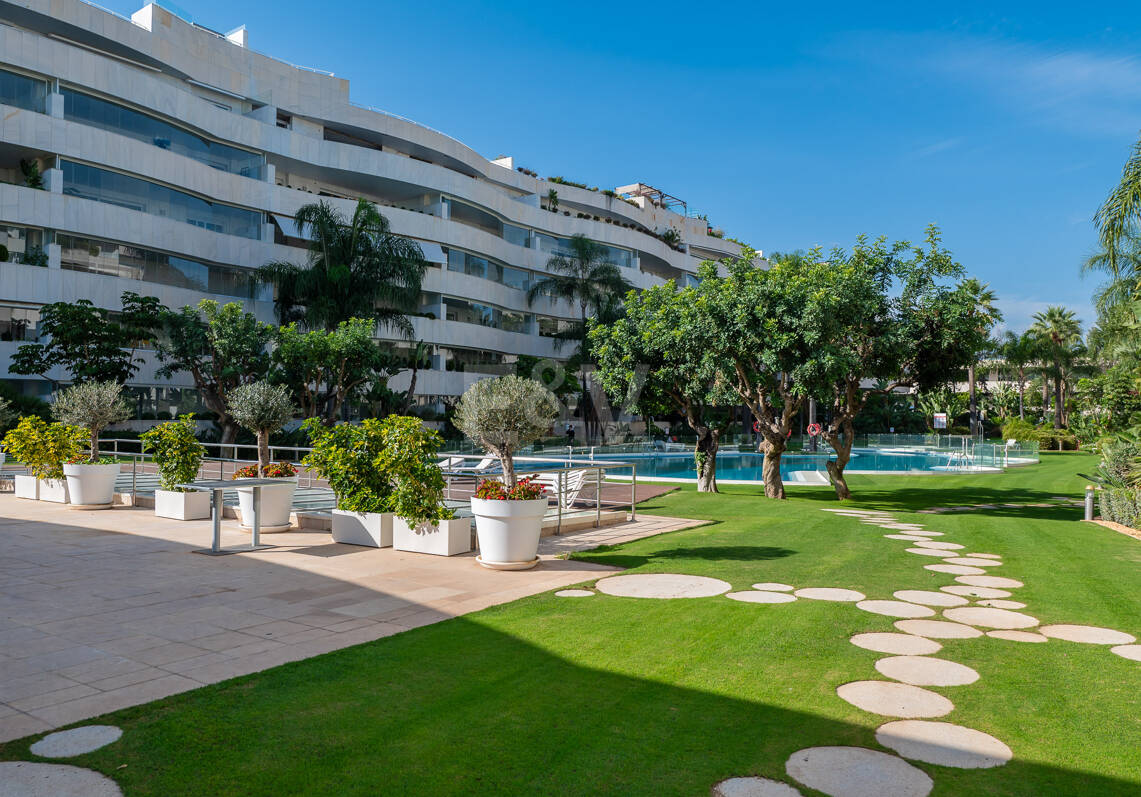 Apartamento de lujo con vista al mar en urbanización exclusiva junto a la playa en Puerto Banús