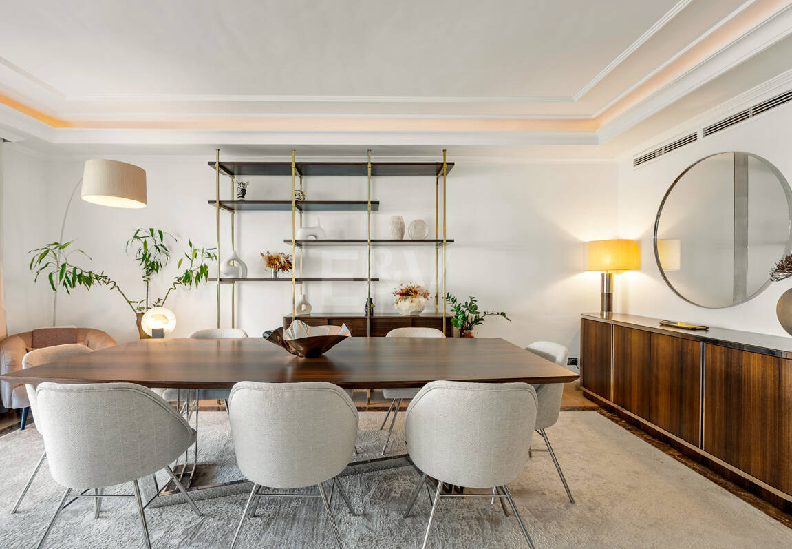 Apartamento de lujo con vista al mar en urbanización exclusiva junto a la playa