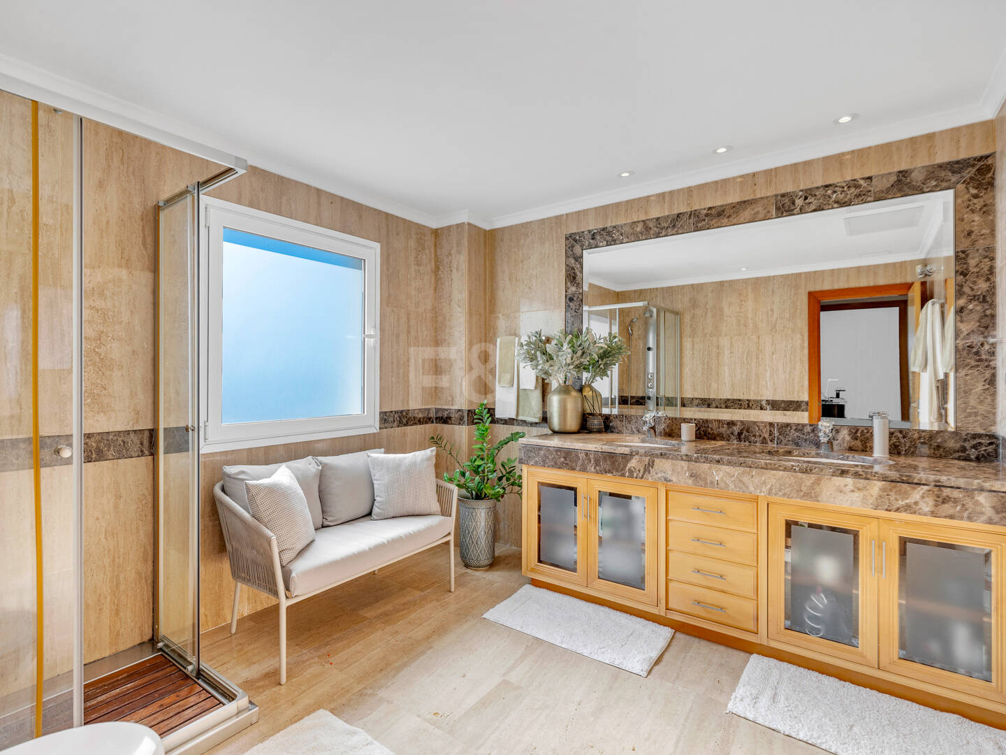 Apartamento de lujo con vista al mar en urbanización exclusiva junto a la playa