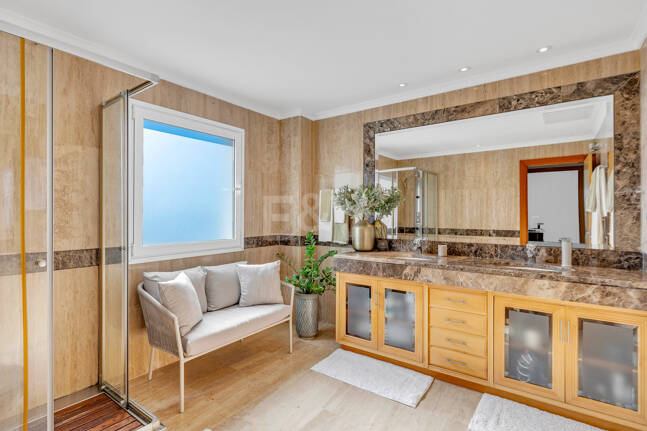 Apartamento de lujo con vista al mar en urbanización exclusiva junto a la playa