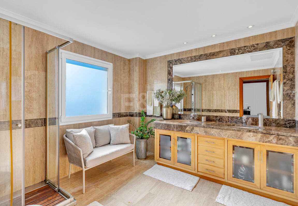 Apartamento de lujo con vista al mar en urbanización exclusiva junto a la playa