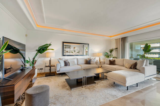 Apartamento de lujo con vista al mar en urbanización exclusiva junto a la playa