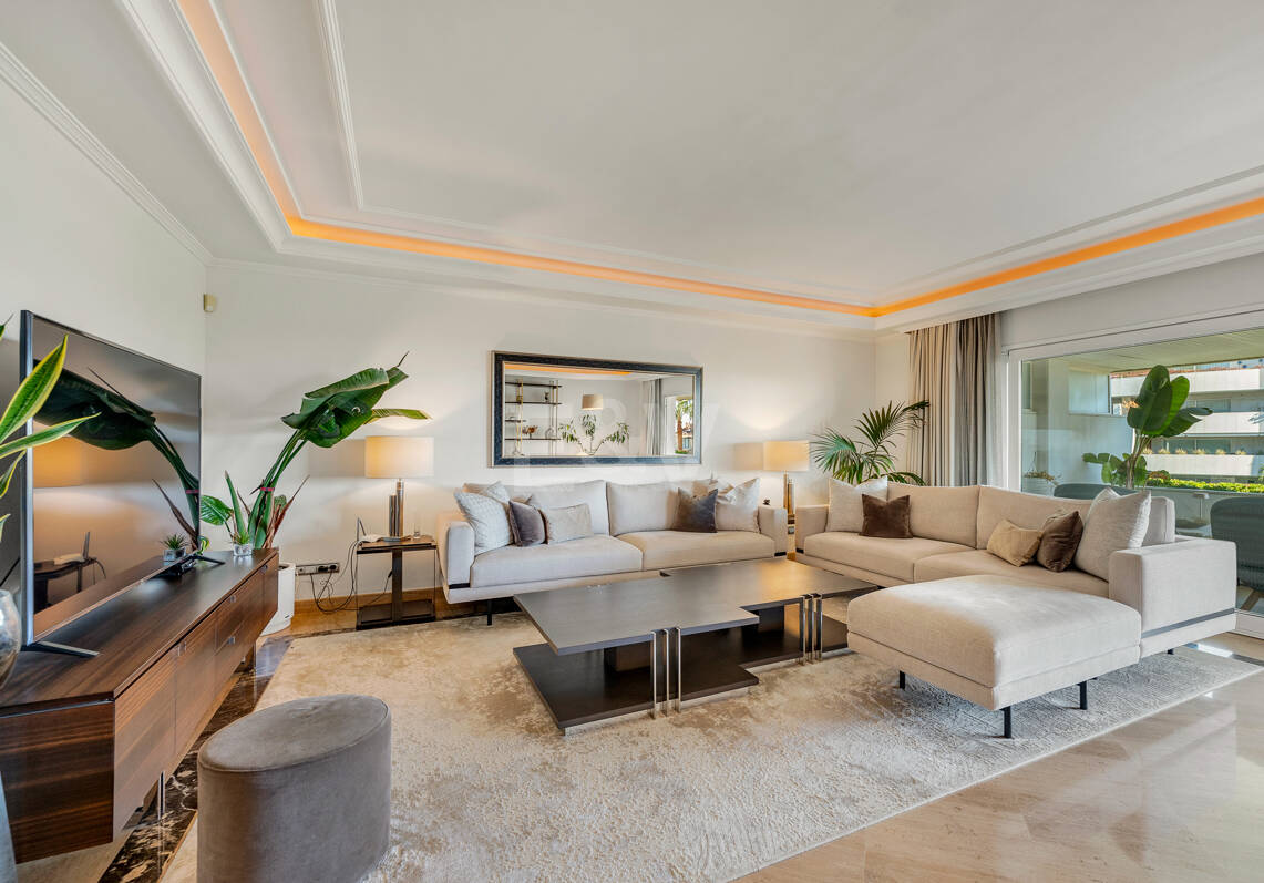 Apartamento de lujo con vista al mar en urbanización exclusiva junto a la playa en Puerto Banús