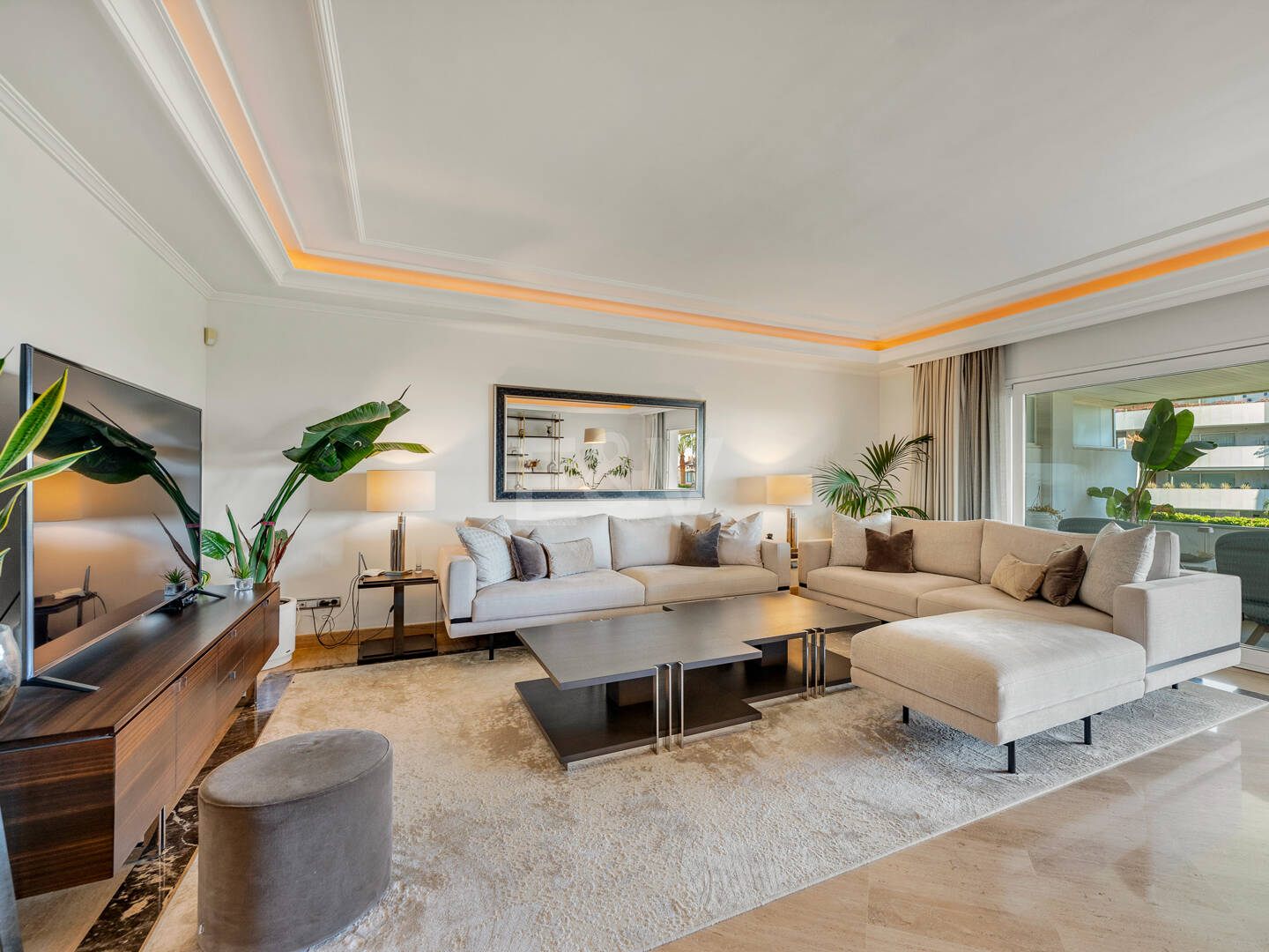 Apartamento de lujo con vista al mar en urbanización exclusiva junto a la playa