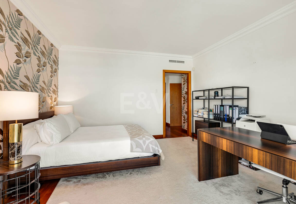 Apartamento de lujo con vista al mar en urbanización exclusiva junto a la playa