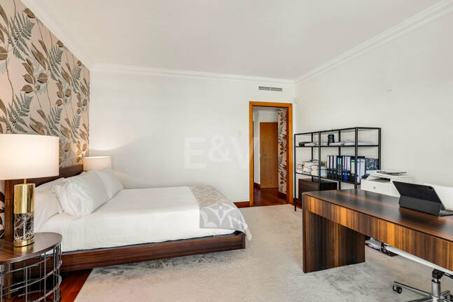 Apartamento de lujo con vista al mar en urbanización exclusiva junto a la playa