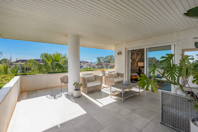 Apartamento de lujo con vista al mar en urbanización exclusiva junto a la playa