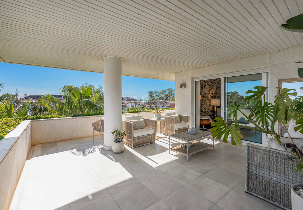 Apartamento de lujo con vista al mar en urbanización exclusiva junto a la playa