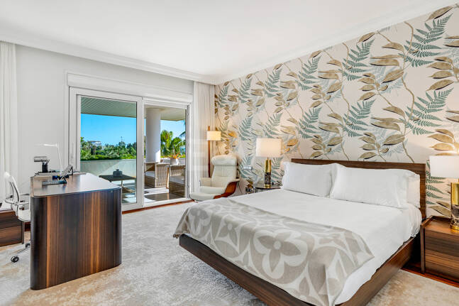 Apartamento de lujo con vista al mar en urbanización exclusiva junto a la playa