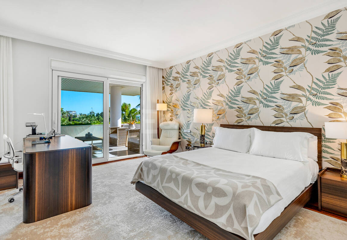 Apartamento de lujo con vista al mar en urbanización exclusiva junto a la playa