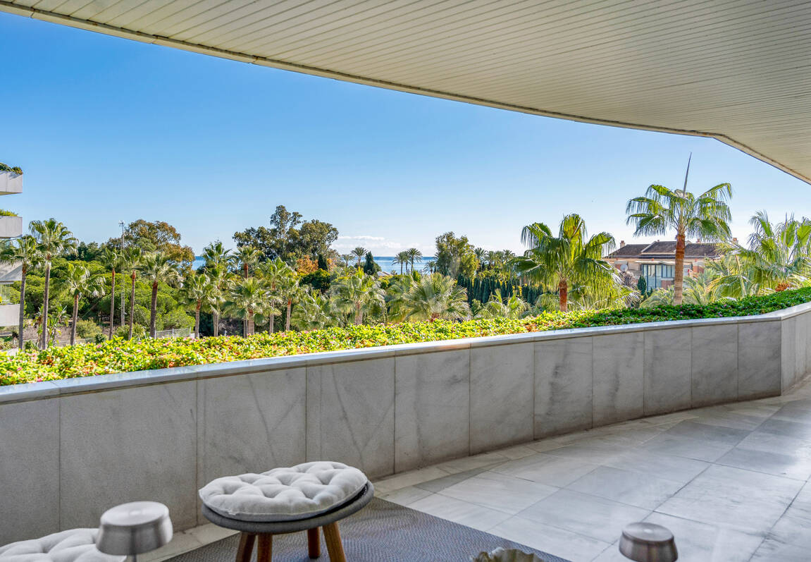 Apartamento de lujo con vista al mar en urbanización exclusiva junto a la playa