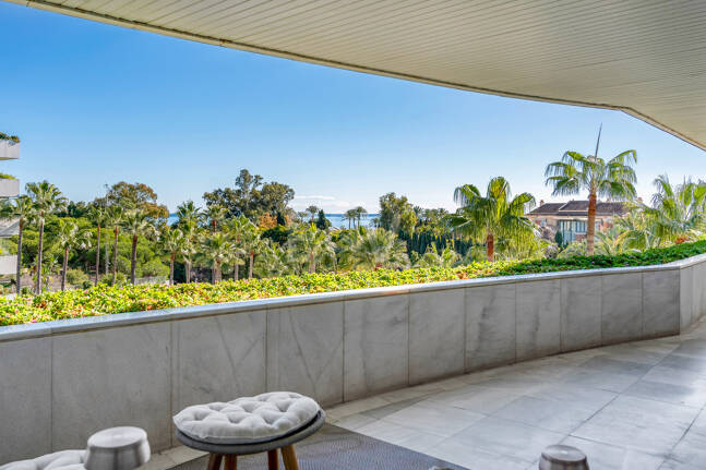 Apartamento de lujo con vista al mar en urbanización exclusiva junto a la playa