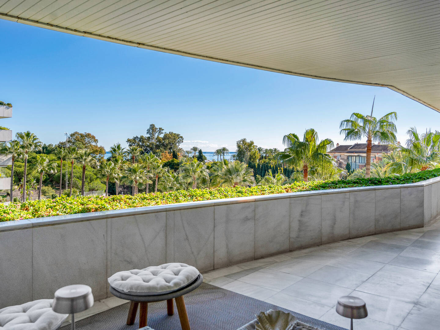 Apartamento de lujo con vista al mar en urbanización exclusiva junto a la playa