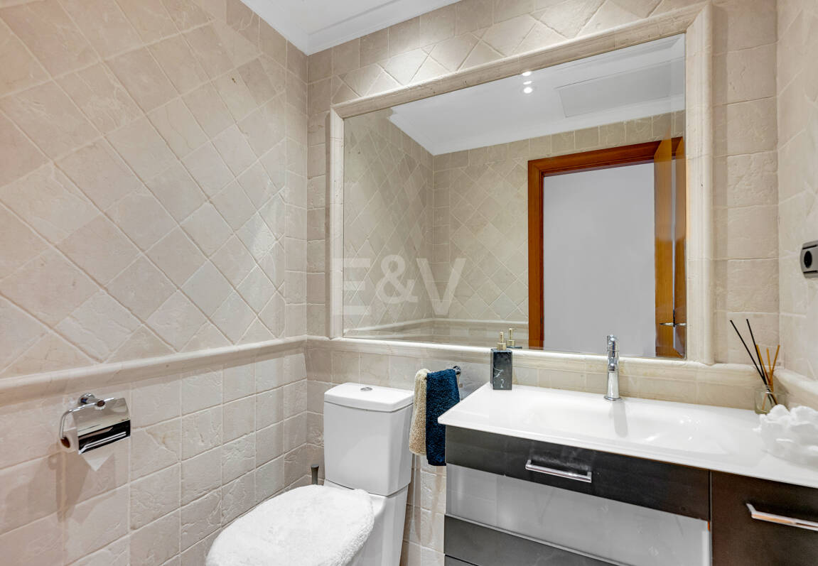 Apartamento de lujo con vista al mar en urbanización exclusiva junto a la playa