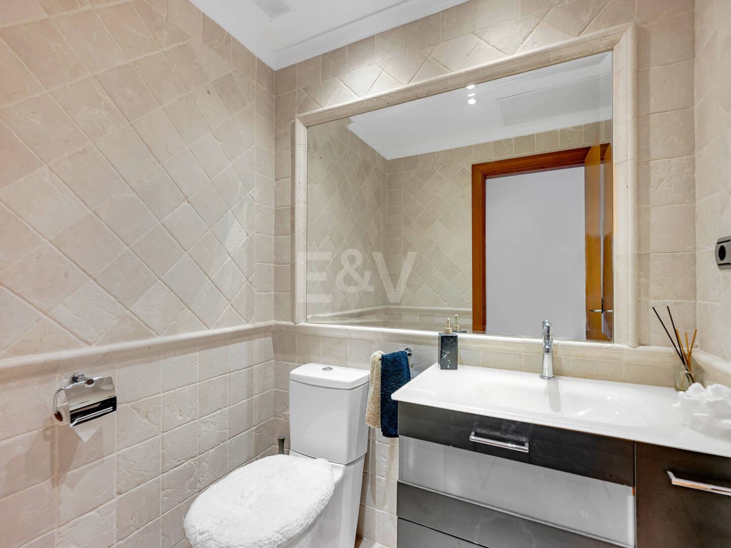 Apartamento de lujo con vista al mar en urbanización exclusiva junto a la playa