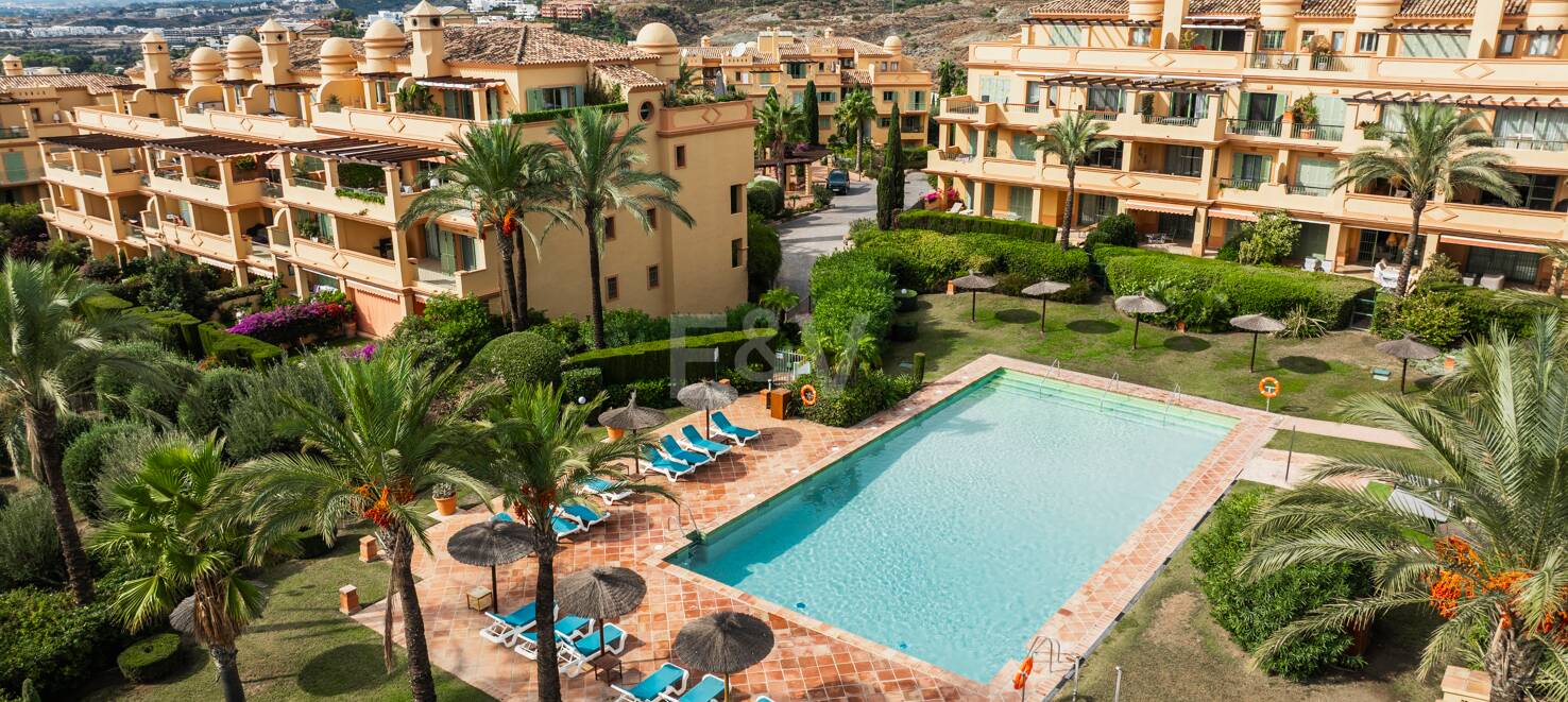 Impresionante ático en Los Flamingos con vistas panorámicas al mar y la montaña