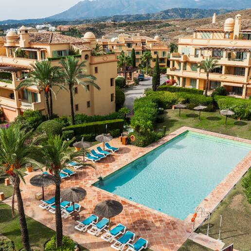 Impresionante ático en Los Flamingos con vistas panorámicas al mar y la montaña