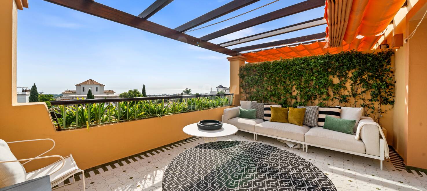 Impresionante ático en Los Flamingos con vistas panorámicas al mar y la montaña