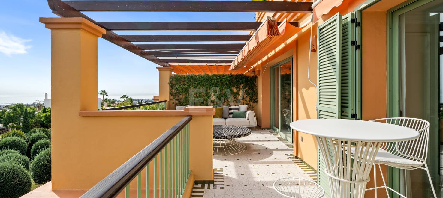 Impresionante ático en Los Flamingos con vistas panorámicas al mar y la montaña