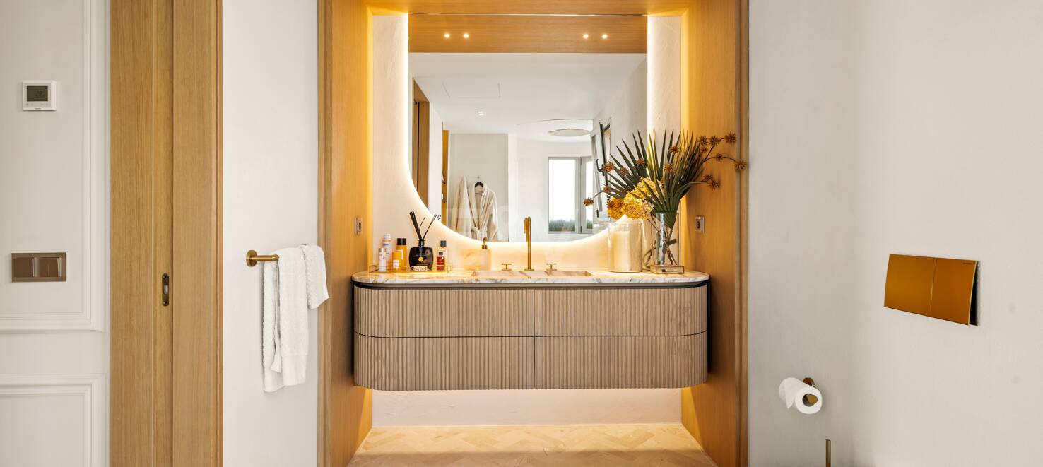 Impresionante ático en Los Flamingos con vistas panorámicas al mar y la montaña