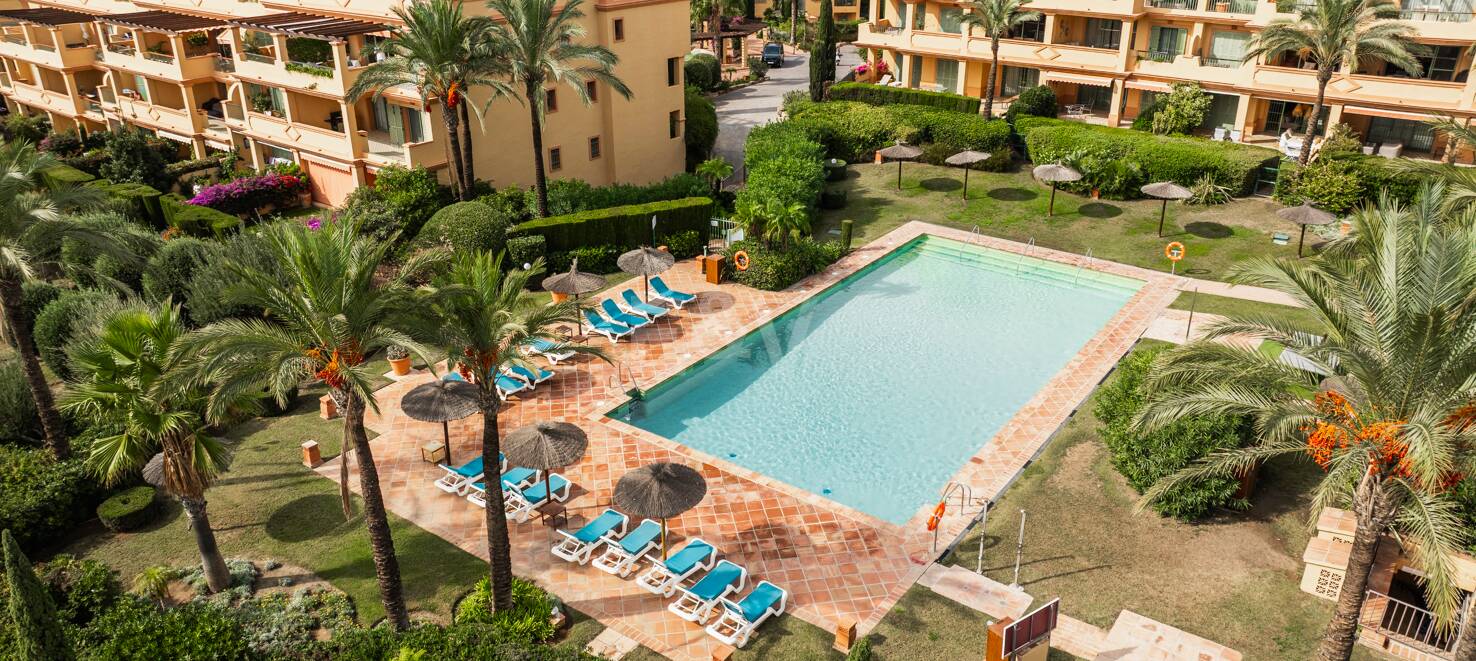 Impresionante ático en Los Flamingos con vistas panorámicas al mar y la montaña