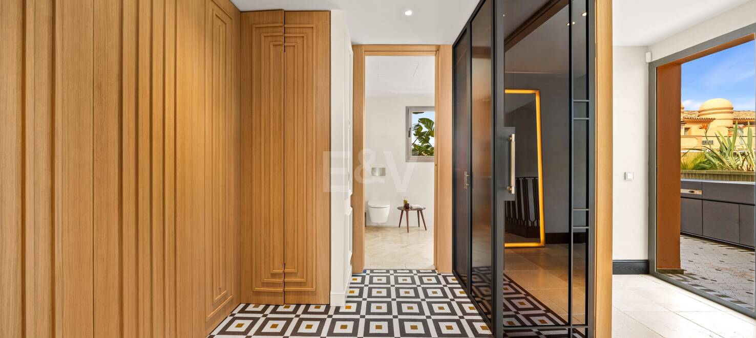 Impresionante ático en Los Flamingos con vistas panorámicas al mar y la montaña