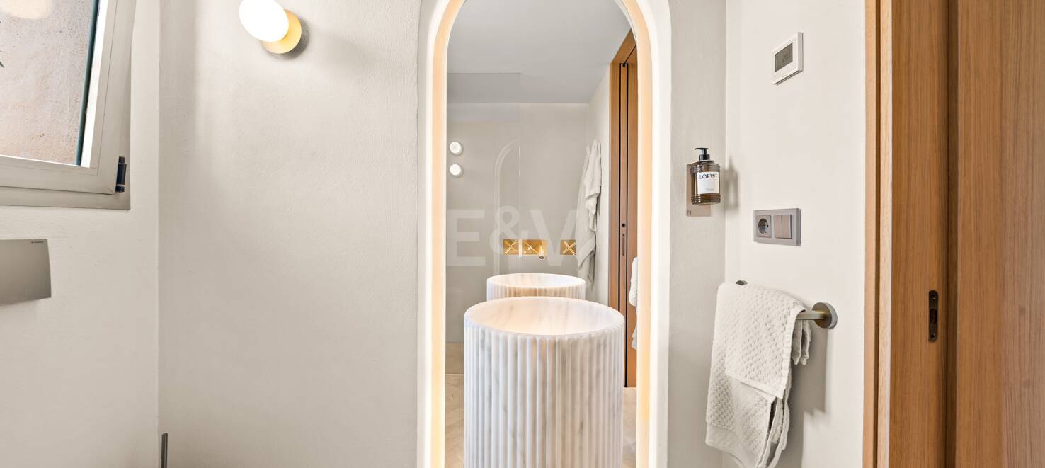 Impresionante ático en Los Flamingos con vistas panorámicas al mar y la montaña